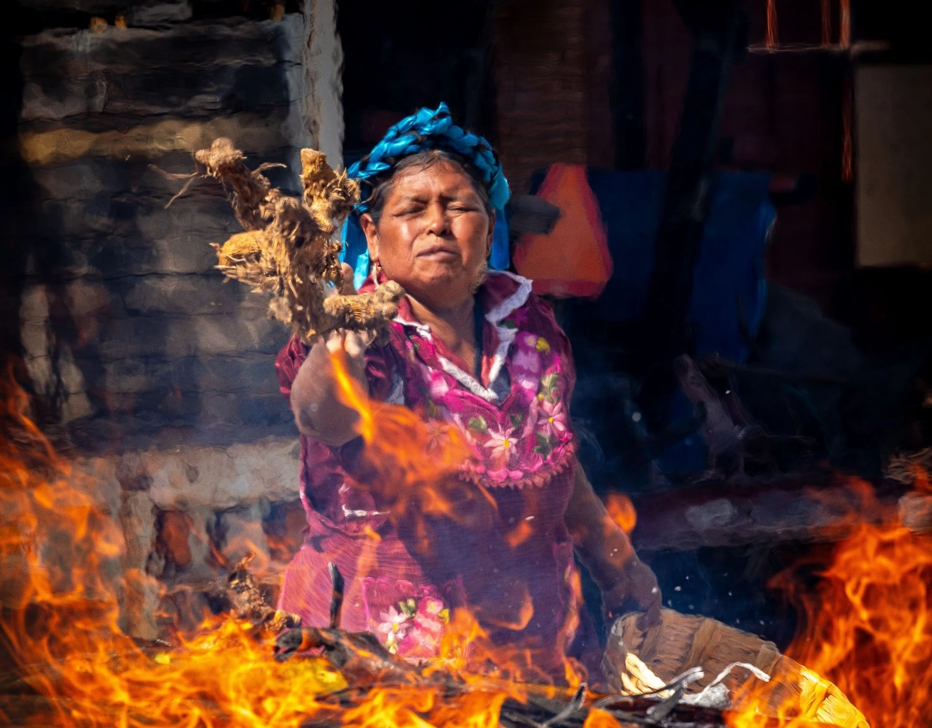 Quema del barro rojo en horno de patio con carrizo en San Marcos Tlapazola, Oaxaca