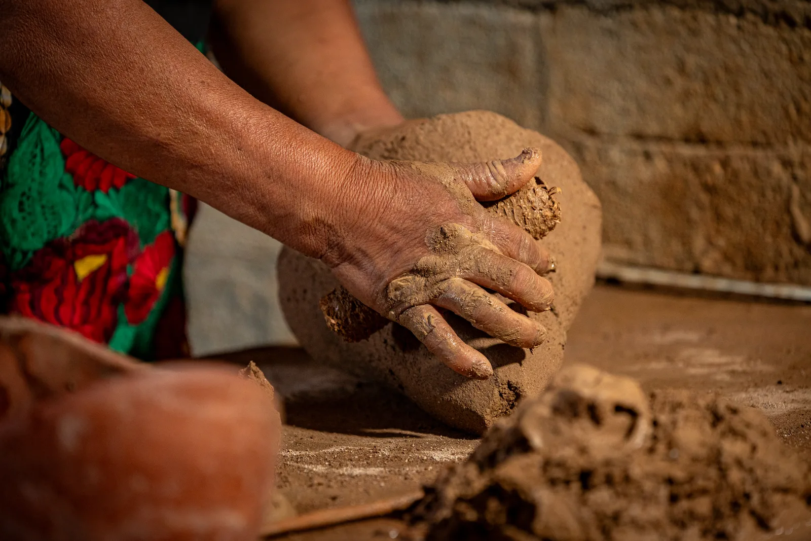 Artesana amasando a mano la pasta de barro rojo en San Marcos Tlapazola Artesana amasando a mano la pasta de barro rojo en San Marcos Tlapazola