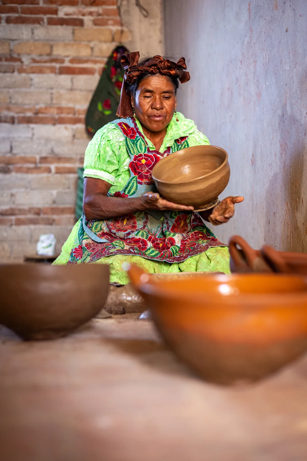 Artesana zapoteca de San Marcos Tlapazola con su pieza de barro rojo terminada Artesana zapoteca de San Marcos Tlapazola con su pieza de barro rojo terminada